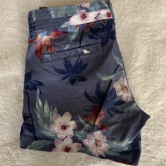 cute floral AE shorts - Picture 2 of 6